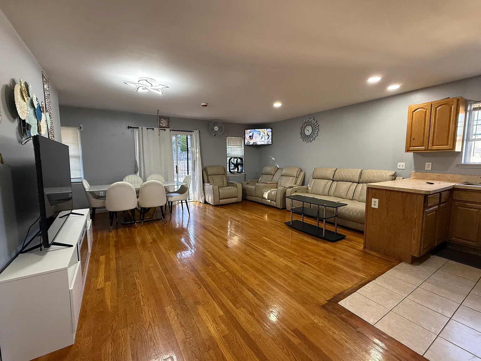 3 bed, 1400 sqft, $3,000 — Photo 1
