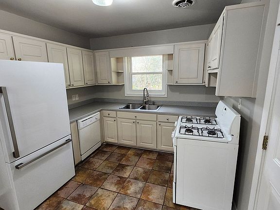 2nd image of 652 Forest Ridge Dr SE