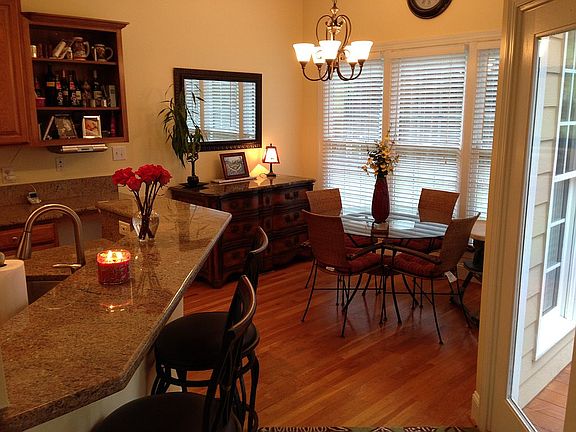 BREAKFAST AND BAR AREA