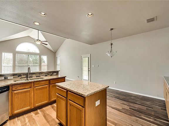 5th image of 400 Watertown Ln