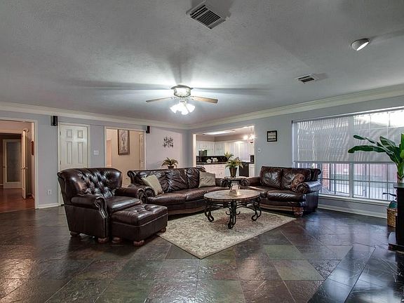 4th image of 908 Lochmoor Ln