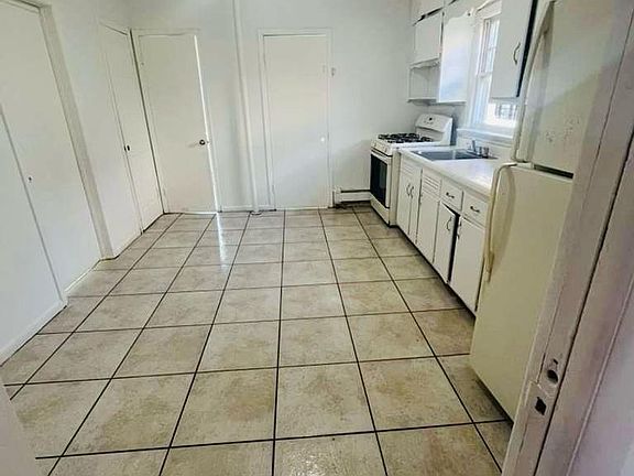 4th image of 14 Sylvan Ct