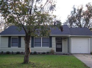 900 Chevy Chase Dr, Angleton, TX 77515