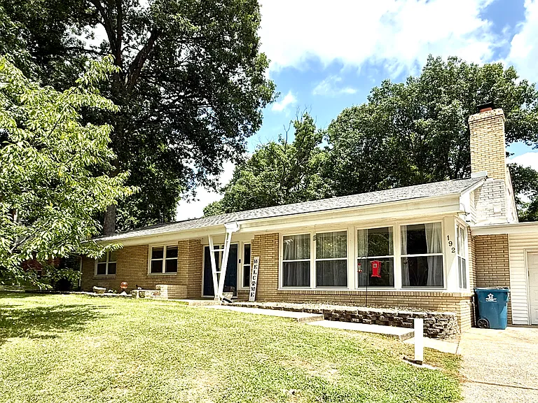 192 Valley Dr — Photo 1