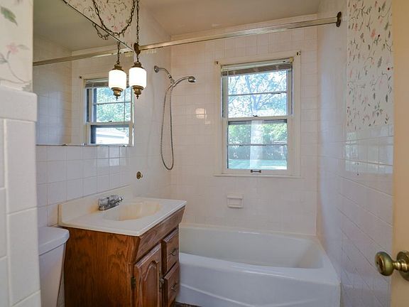 5th image of 7426 Park Ave