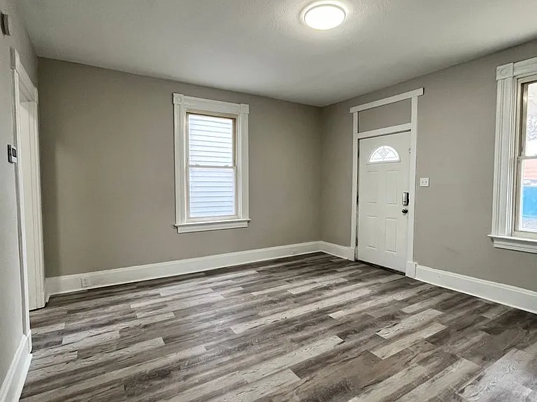 1214 Gilsey Ave — Photo 4