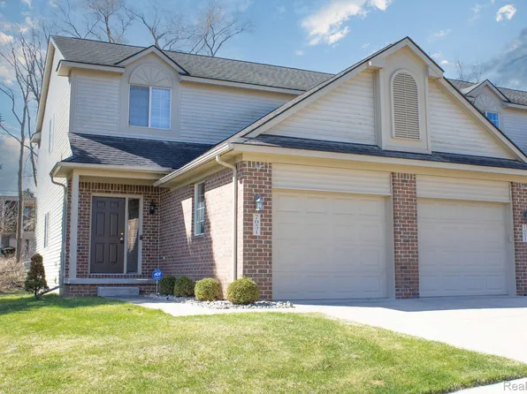 7051 Magnolia Ln, Waterford, MI 48327