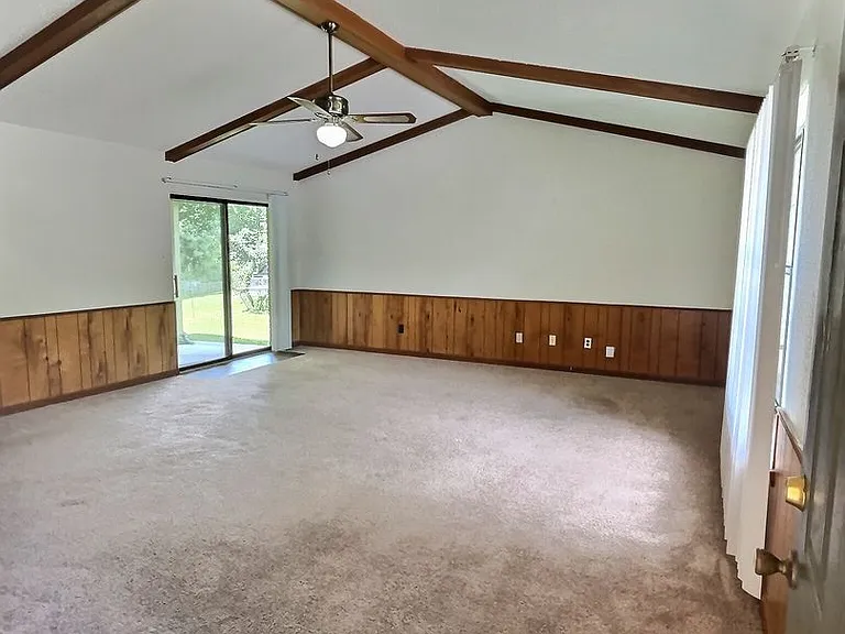 1109 Hickory Dr — Photo 4
