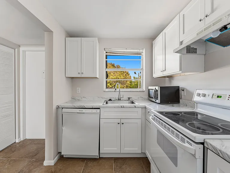 1638 Embassy Dr #208 — Photo 15