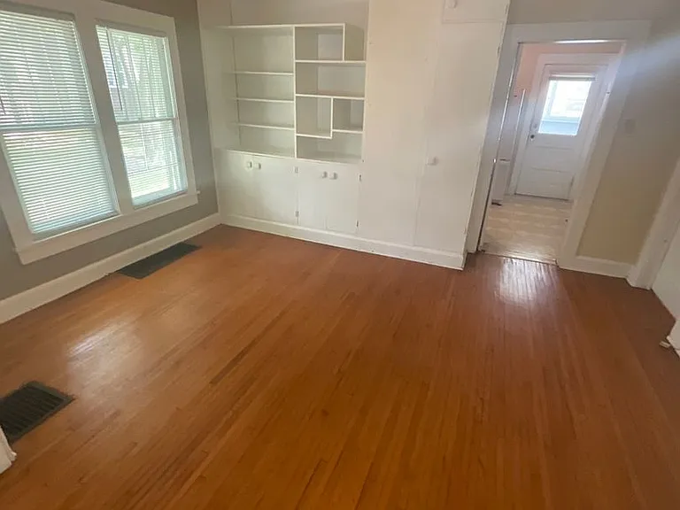 712 E Cottage Grove Ave — Photo 5
