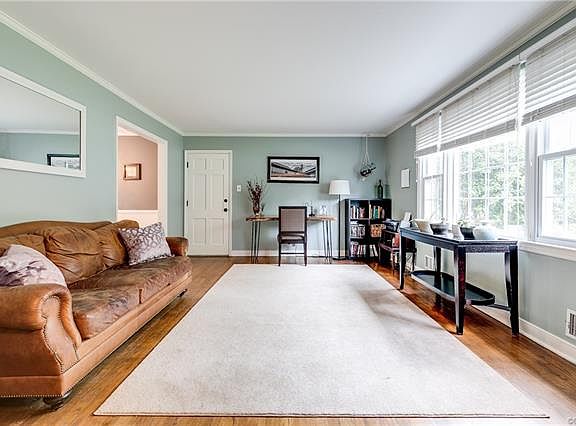 3rd image of 2738 Scarsborough Dr