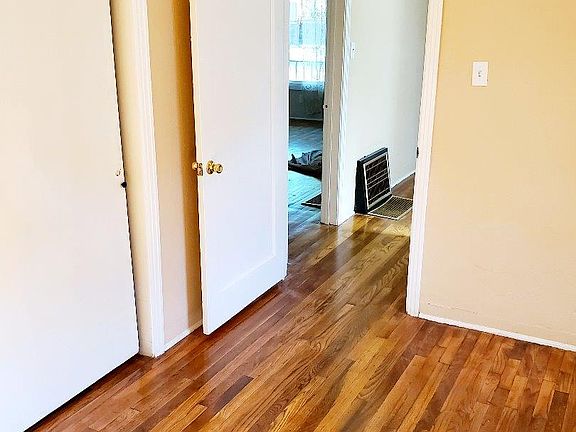 4th image of 1029 W Oak St