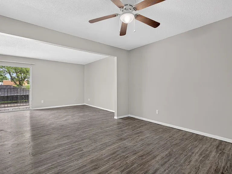 Hollow Hills Apartments — Photo 98
