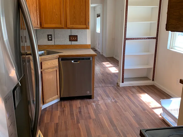 Kitchen, angle 2