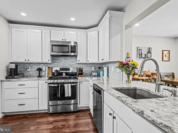 122 Kettlebrook Dr, Mount Laurel, NJ 08054