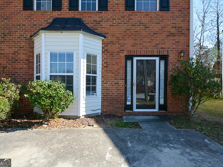 5460 Hampton Ct — Photo 3