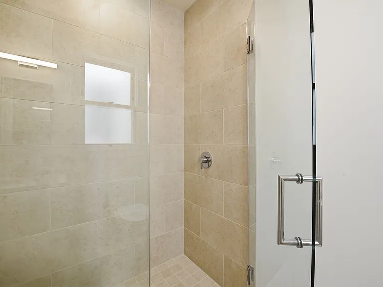 1141 Bay St — Photo 14