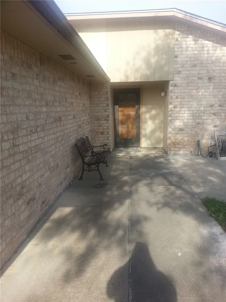3 bed, 2.0 bath, 1409 sqft, $1,900 — Photo 2