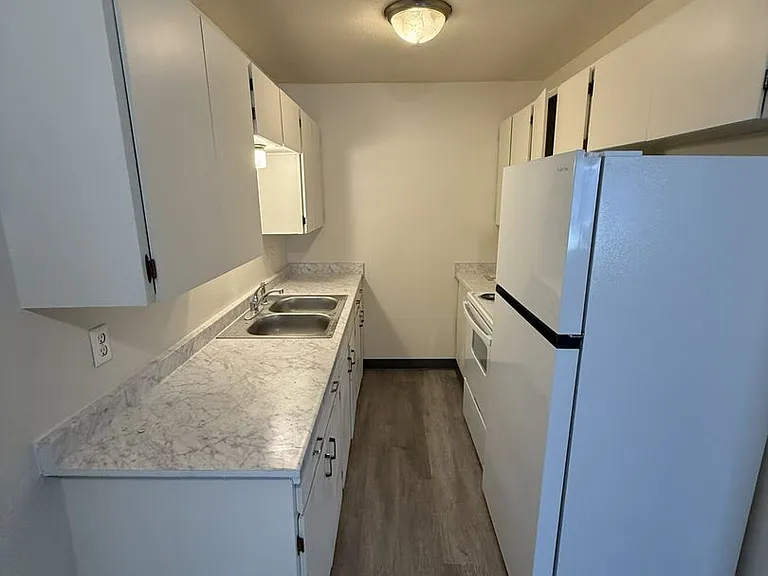 220 N Ivy St — Photo 3