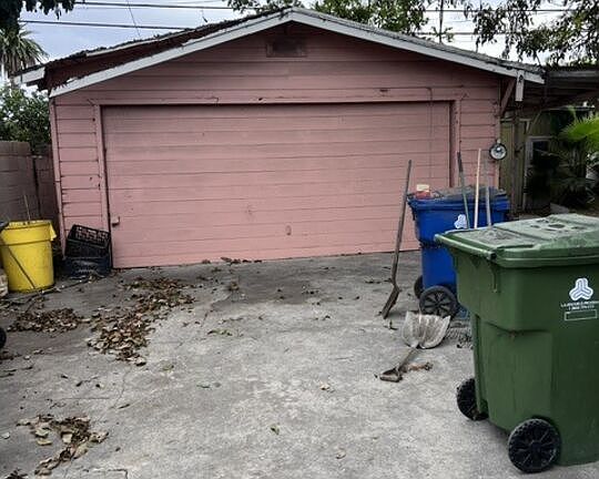 5th image of 834 E 104th St