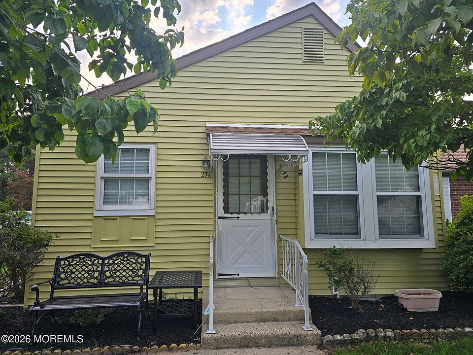 1st image of 27 Stonybrook Rd #61
