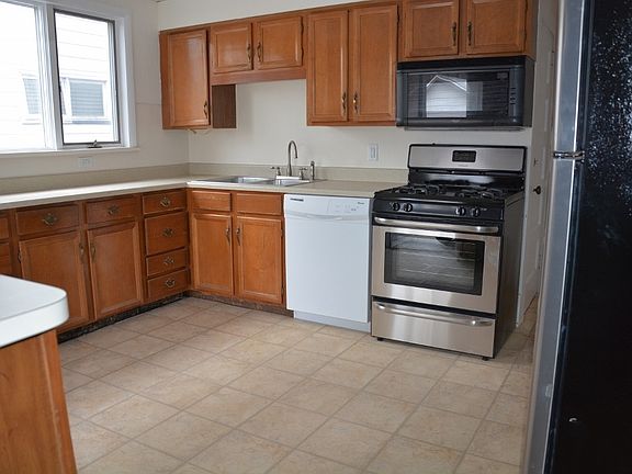 3rd image of 131 W Vaughn St