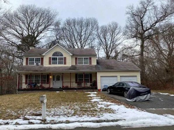 2 Ord Ct, Middle Island, NY 11953