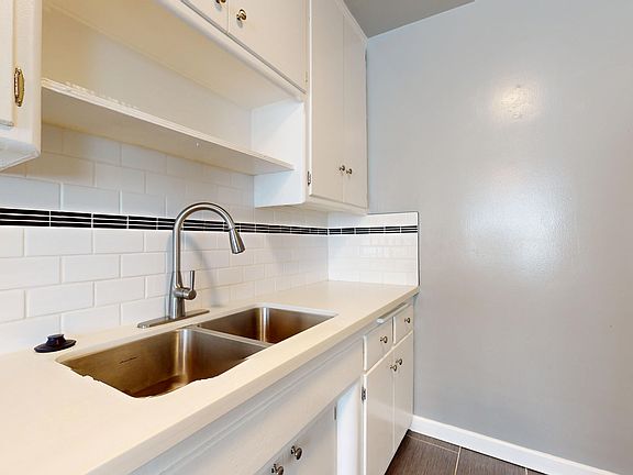 2nd image of 1529 Granville Ave #7