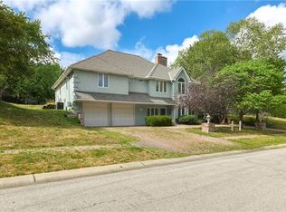 424 NE Cambridge Dr, Lees Summit, MO 64086
