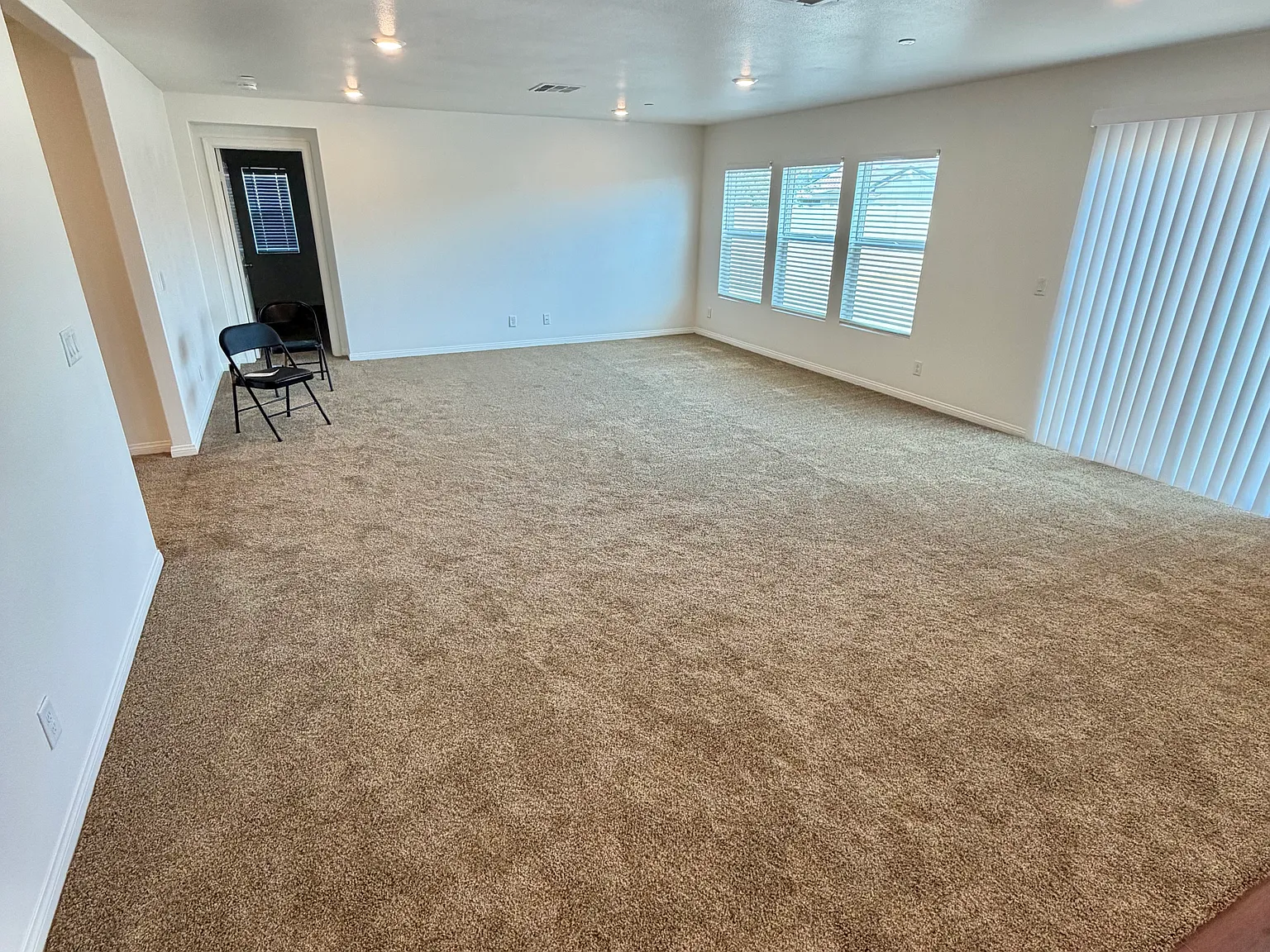 4 bed, 2325 sqft, $2,995 — Photo 4