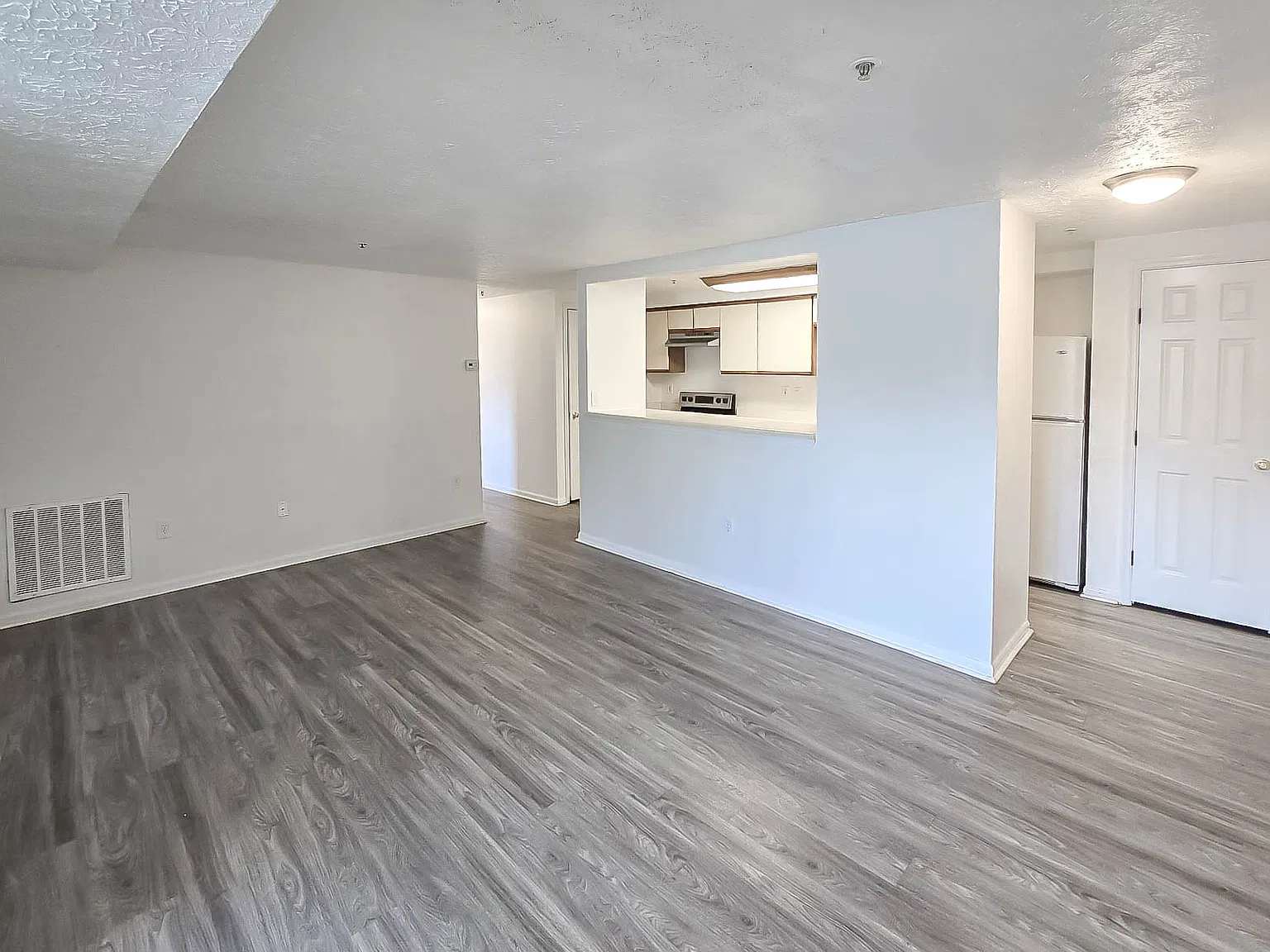 2 bed, 1000 sqft, $1,398 — Photo 4