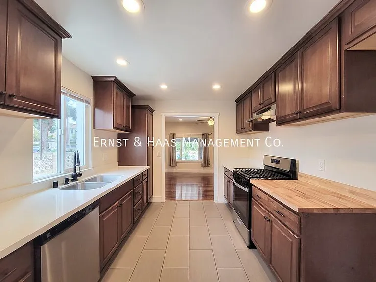 8429 Somerset Blvd — Photo 10