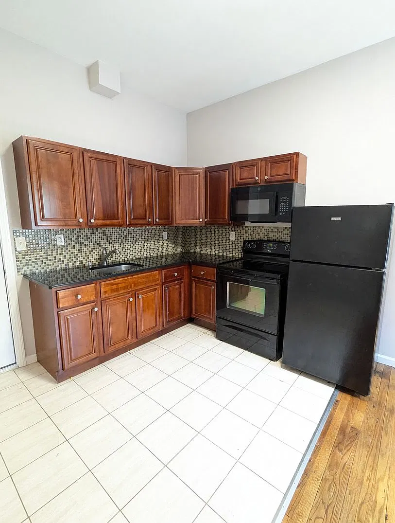 2810 E Main St — Photo 1