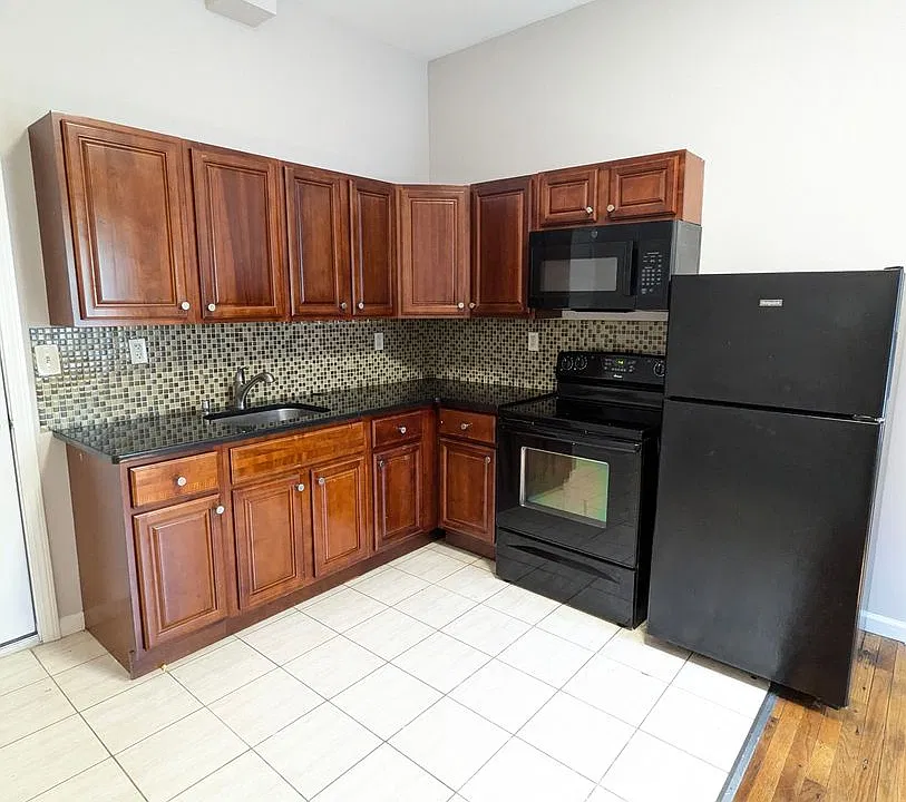 2810 E Main St
