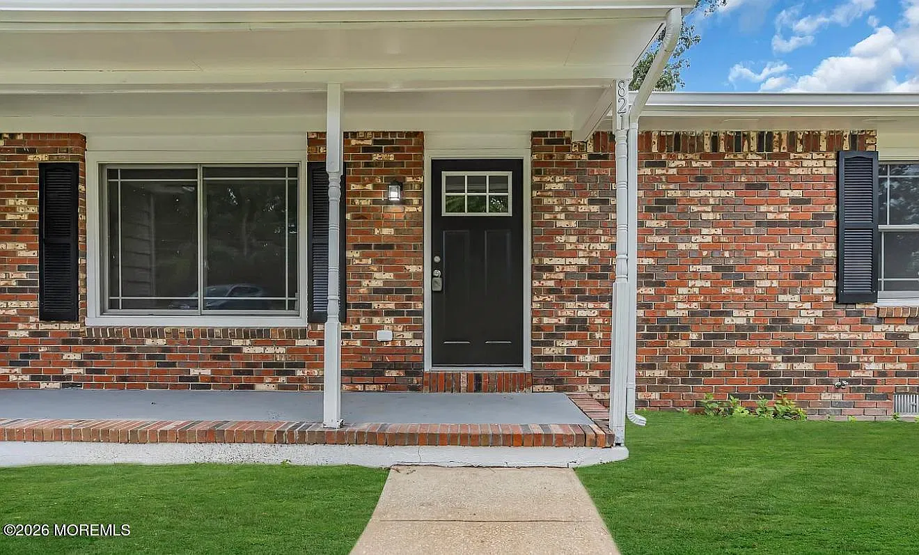 5 bed, 2398 sqft, $3,700 — Photo 2