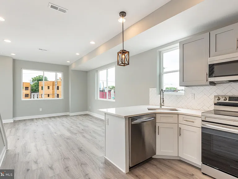 2729 W Glenwood Ave #1 — Photo 3