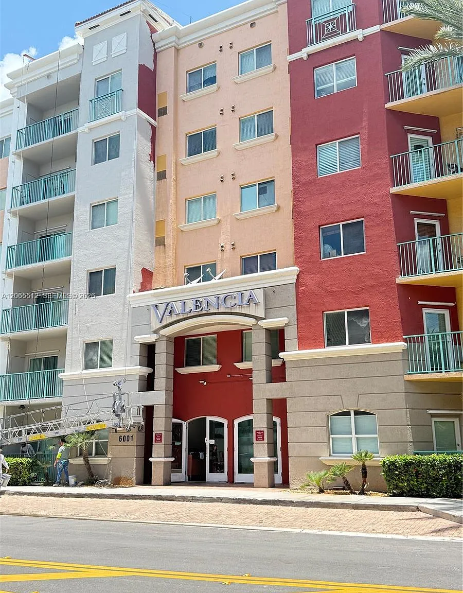 Valencia Condo — Photo 1