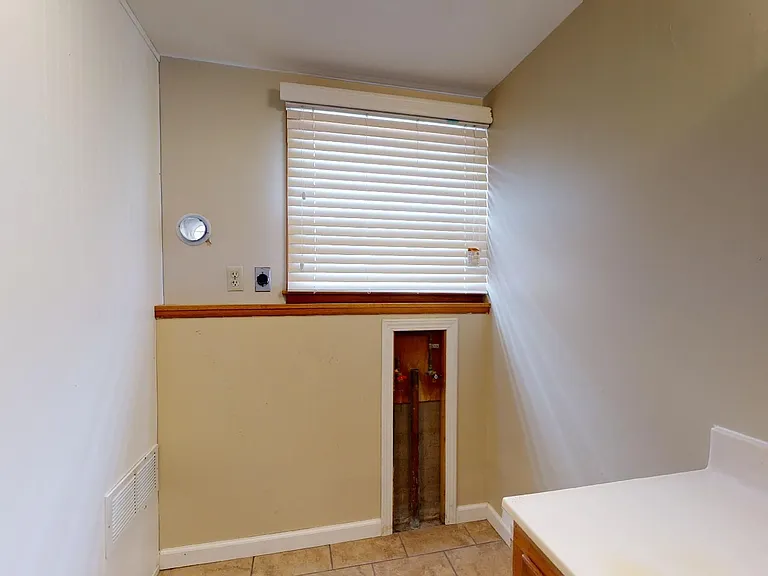 2409 Jackson St — Photo 15