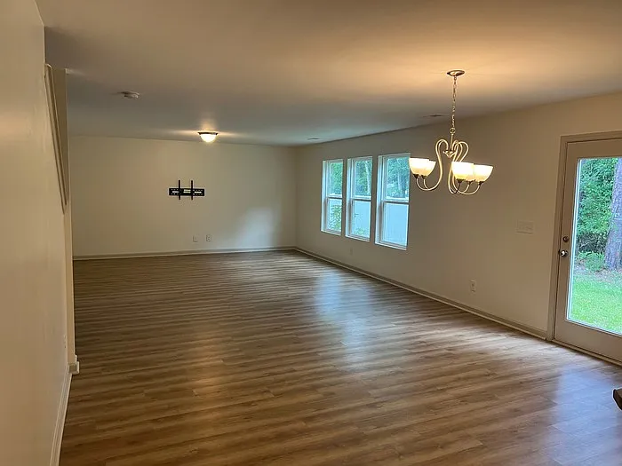 4 bed, 2.5 bath, 2800 sqft, $2,695 — Photo 4