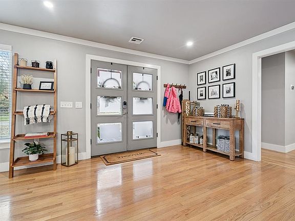 4th image of 902 Wilson St