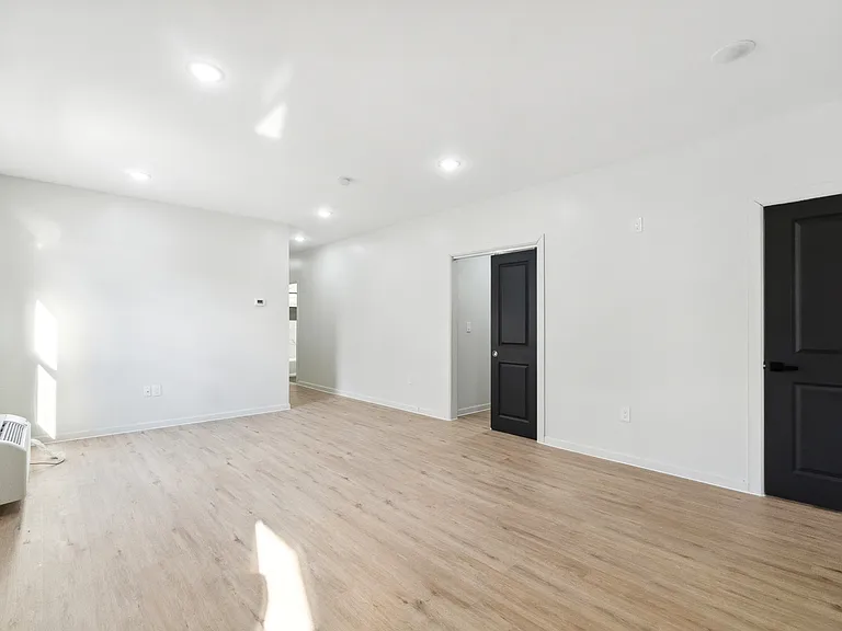 124-128 Putnam St #1 — Photo 10