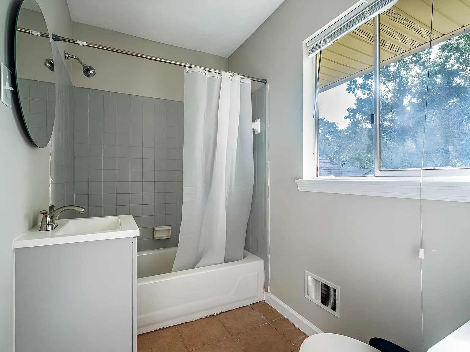 4 bed, 4.0 bath, 1975 sqft, $992 — Photo 3