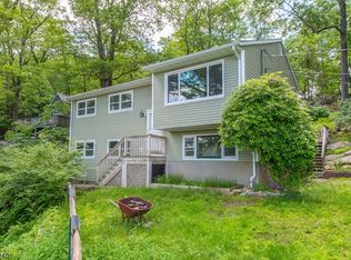 24 Papoose Trl, Andover, NJ 07821