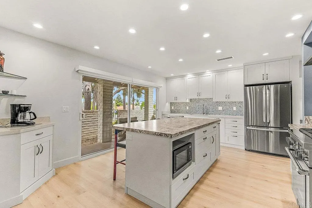 3 bed, 2.0 bath, 1494 sqft, $7,400 — Photo 4