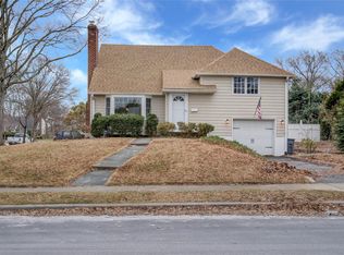 1 Roxbury Rd, Port Washington, NY 11050