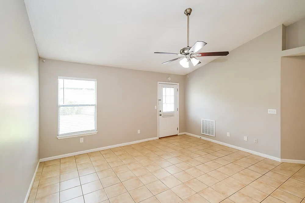3 bed, 2.0 bath, 1312 sqft, $1,830 — Photo 4