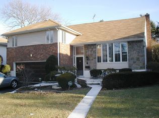 366 Divot Rd, Oceanside, NY 11572