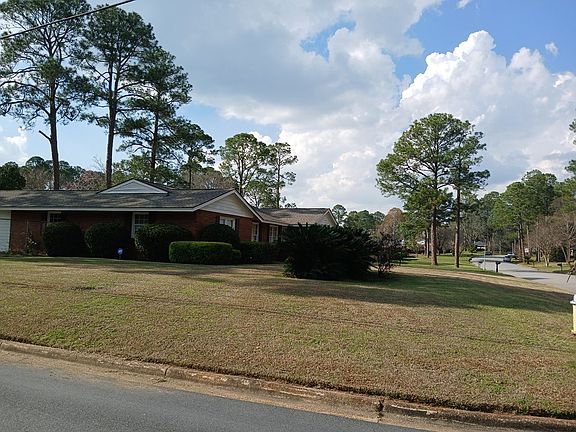2nd image of 2001 Robinhood Rd