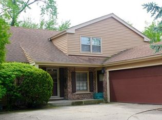 2527 Happy Hollow Rd, Glenview, IL 60026