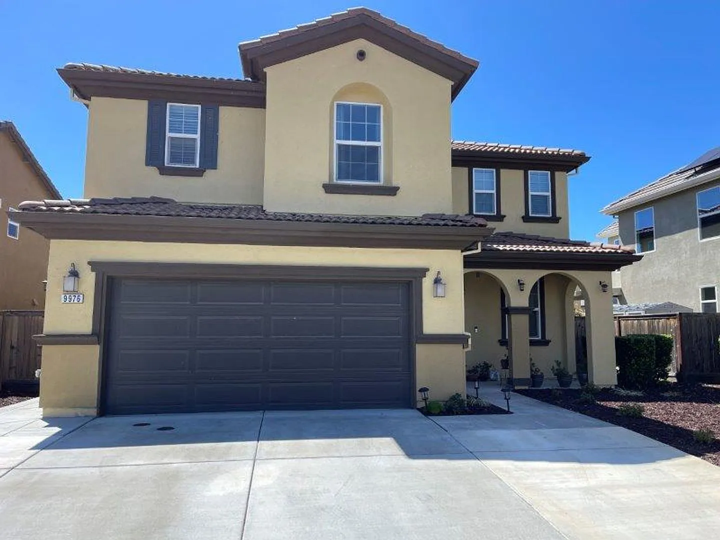 Gorgeous 4 Bed Located in Great Gated Community — Photo 3